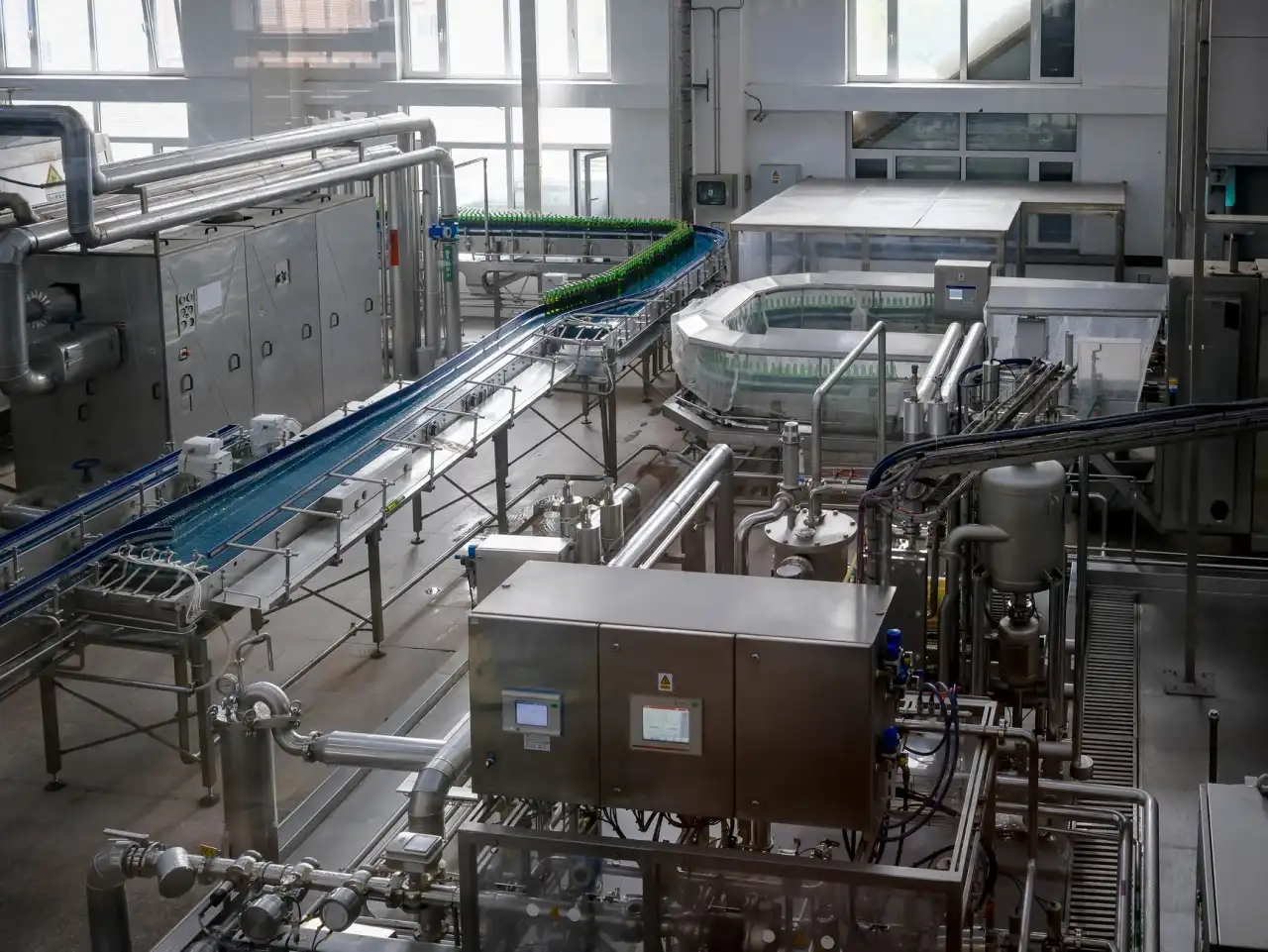 沈阳精密冲压模具加工：连续模与成型模的技术差异解析正文配图 1